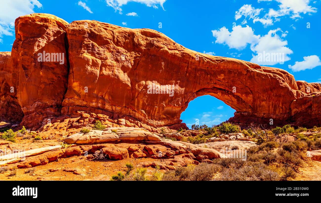 Der South Window Arch, eine der vielen großen Sandsteinzarren in der Wüstenlandschaft des Arches National Park Utah, Vereinigte Staaten Stockfoto