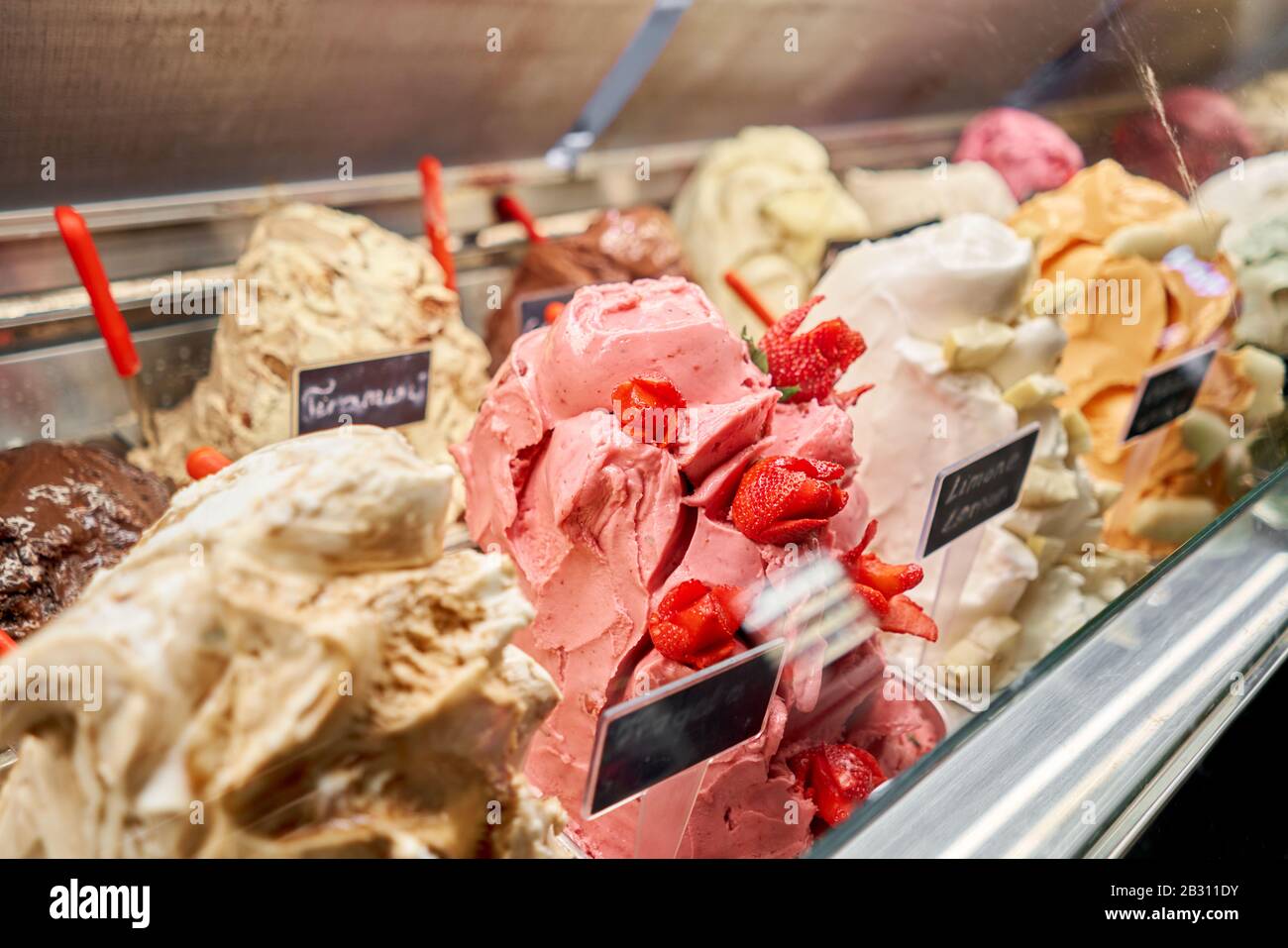 Obst mit Erdbeeren Gelato. Verschiedene Eiscreme in Rom, Italien. Italienische Gelateria. Buntes Gelato im Café. Natürlich Stockfoto