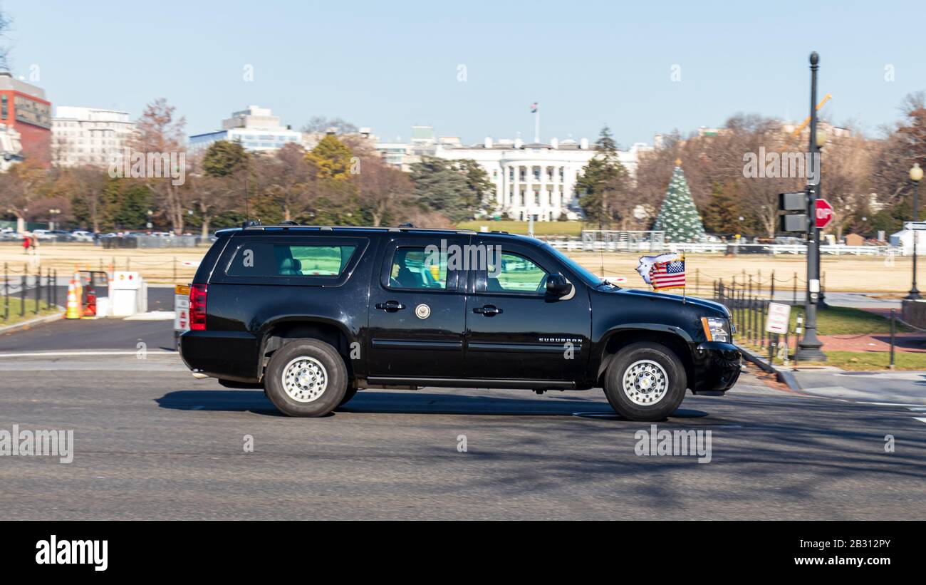 Vizepräsident Mike Pence sah, wie er in seinem Motorrad auf der Constitution Avenue fuhr, passierte im Hintergrund das Weiße Haus. Stockfoto