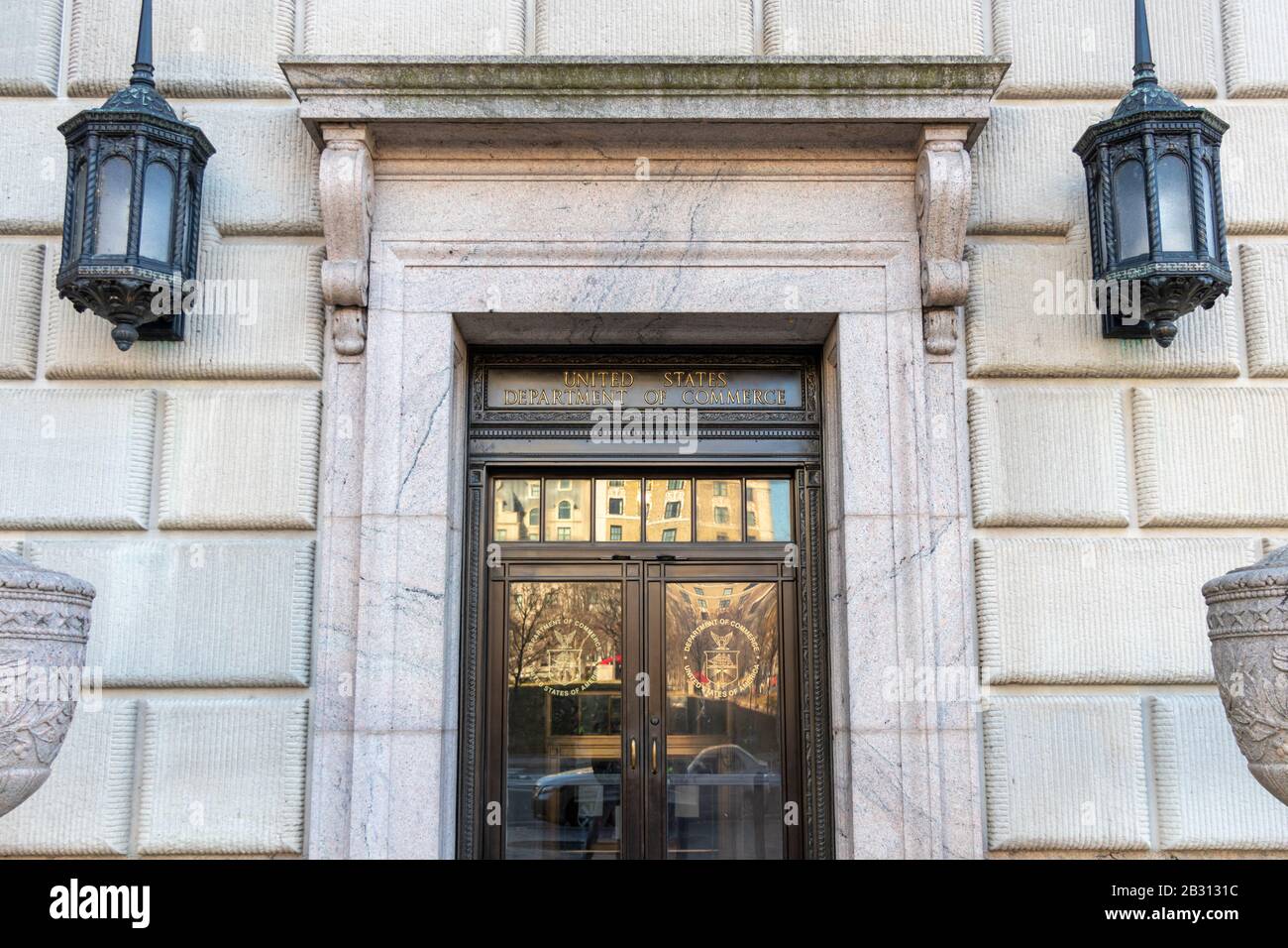 Schild und Siegel des US-Handelsministeriums an einem Eingang zu ihrem Hauptsitz in Washington, D.C. Stockfoto