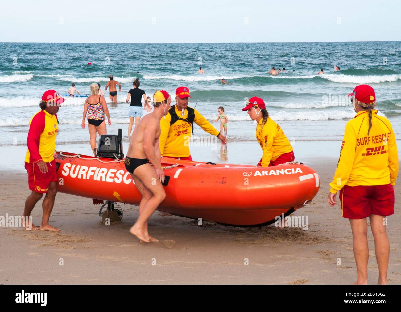 Lebensretter an einem Sunshine Coast Beach, Queensland, Australien. Freiwillige Rettungsvereine sind eine australische Institution. Stockfoto