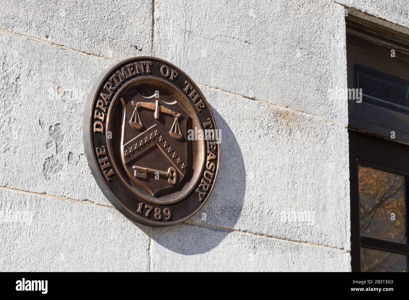 Siegel des US-Finanzministeriums an der Seite ihres Hauptquartiers in Washington, D.C. Stockfoto