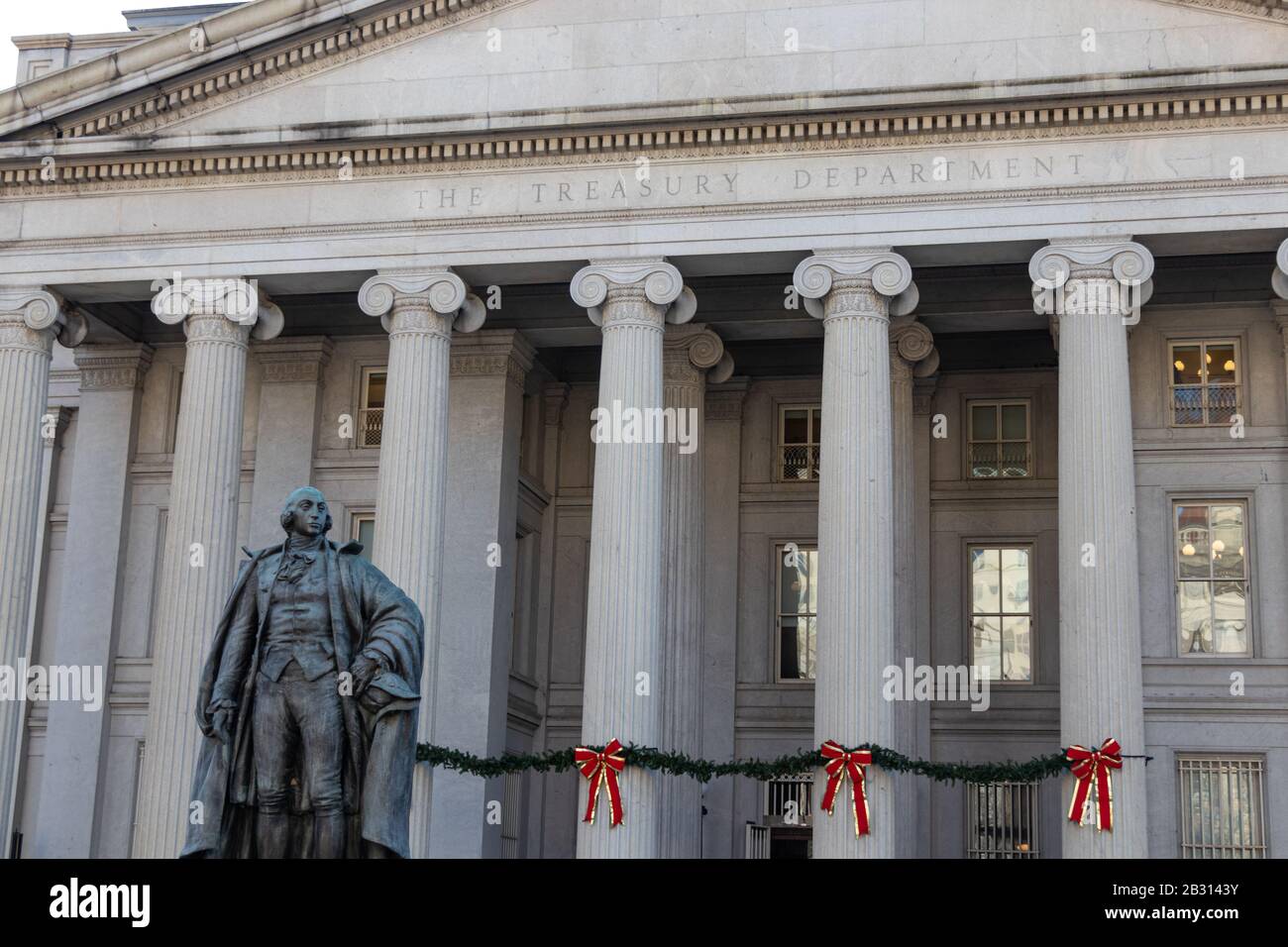 Statue von Albert Gallatin vor dem Treasury Building an der