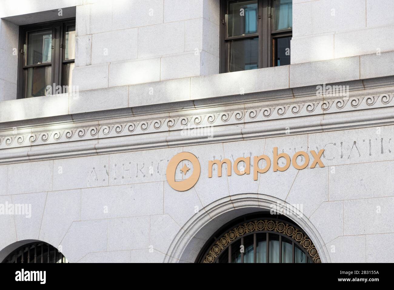 Mapbox-Logo an der Seite ihres Büros in der Innenstadt von Washington, D.C. Stockfoto