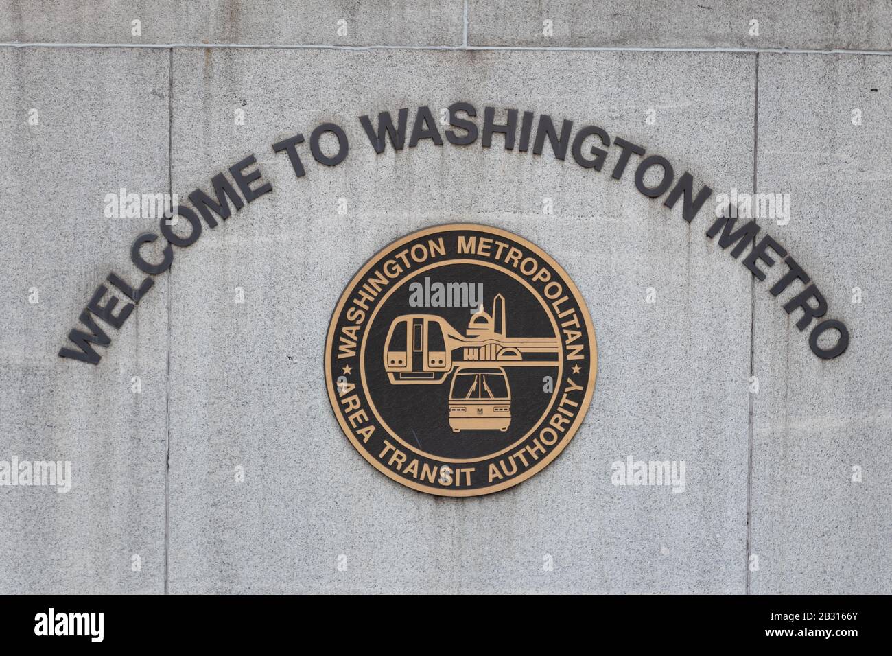Das Logo der Washington Metropolitan Area Transit Authority befindet sich unter einem Willkommensschild an einer Einfahrt zur U-Bahn-Station Washington. Stockfoto