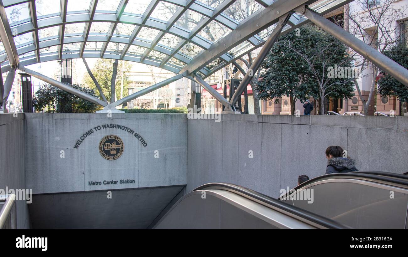 Die Leute fahren mit der Rolltreppe hinunter zu einer U-Bahn-Station in Washington im Stadtzentrum von D.C. Stockfoto