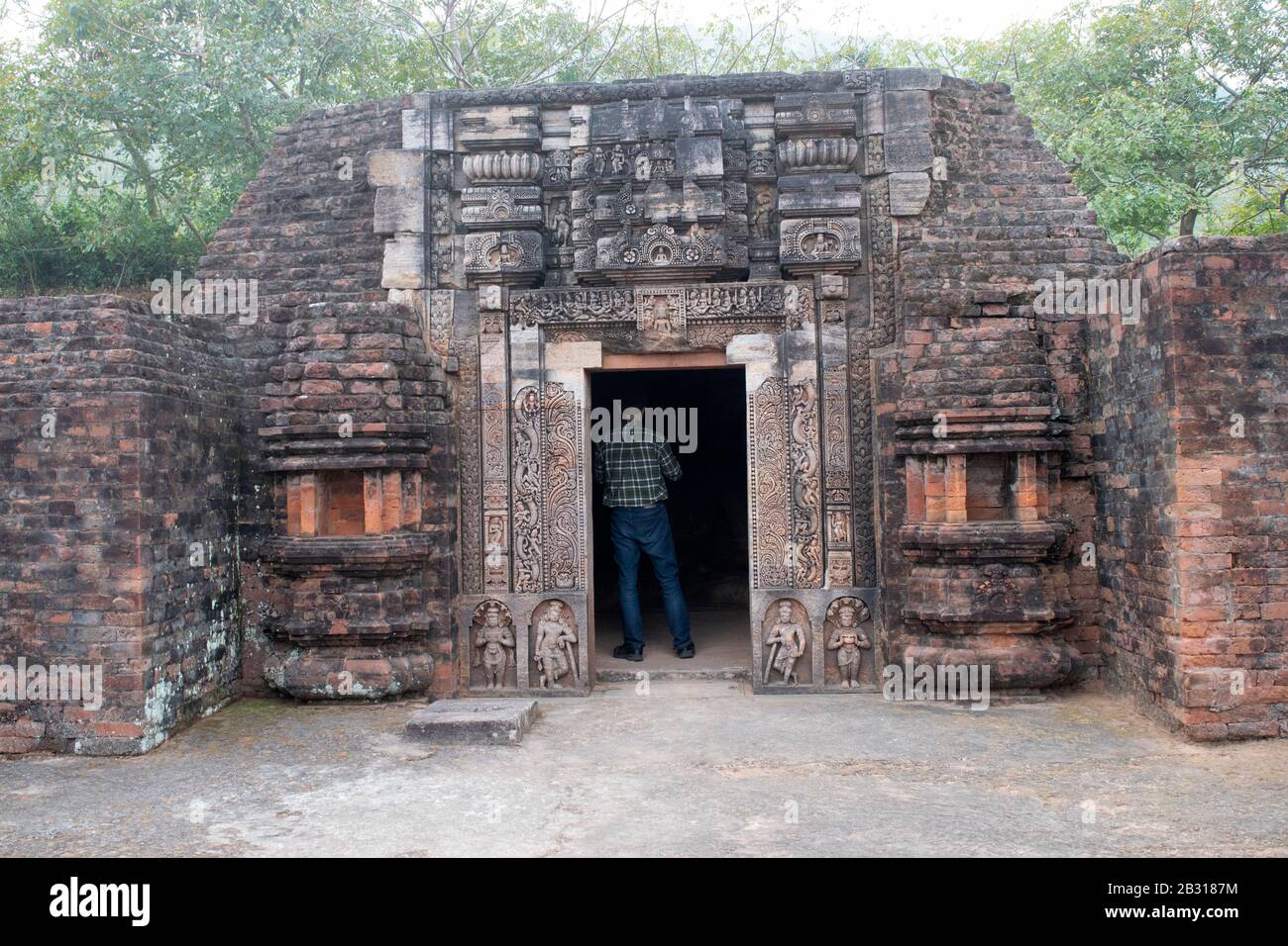 Orissa, Ratnagiri, Dezember 2019, Allgemeine Ansicht eines hochdekorativen Eingangs eines buddhistischen Klosters Stockfoto