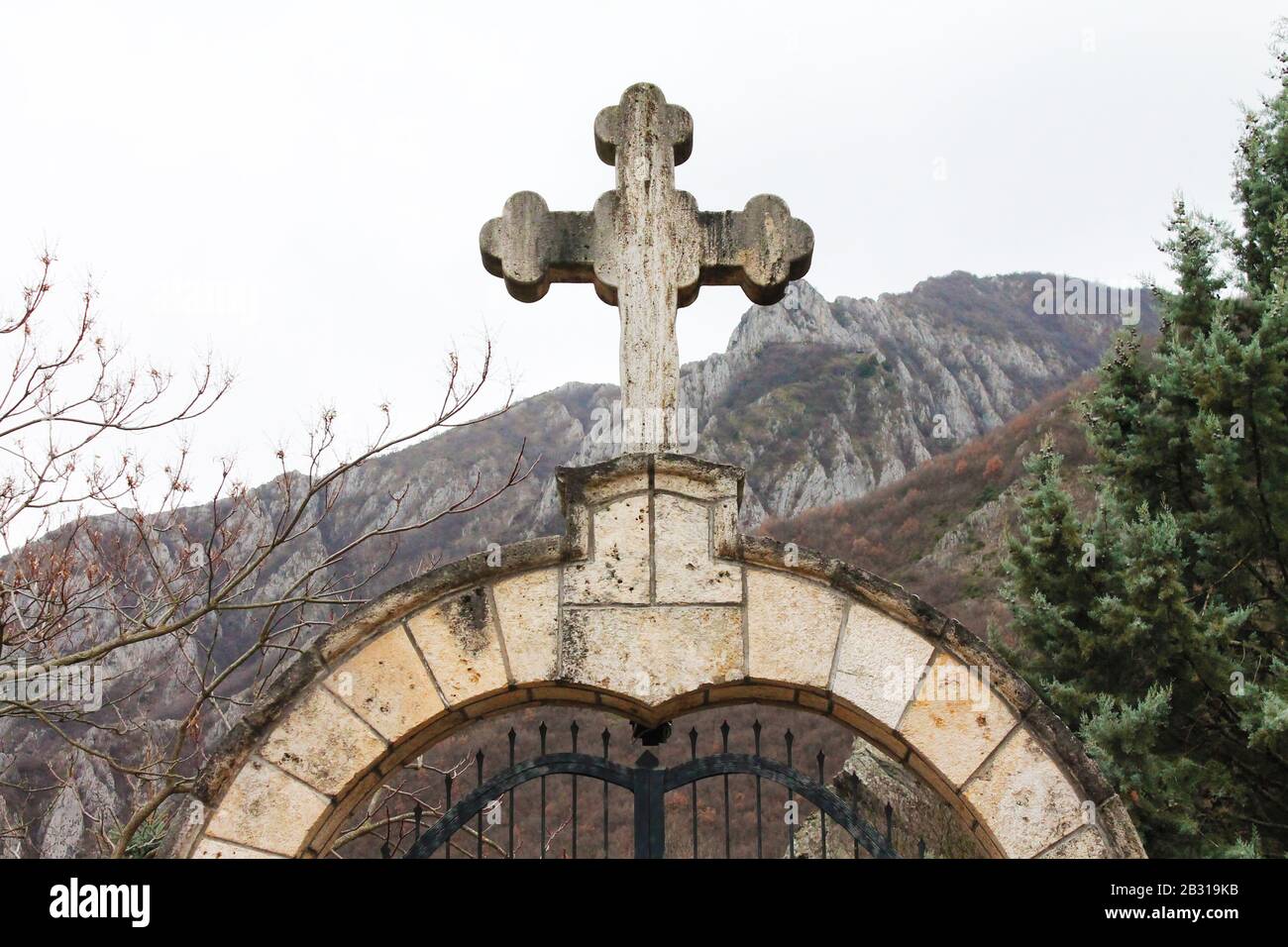 Christian Stone Croos - Tor des Klosters Holly Mother of Gog Stockfoto