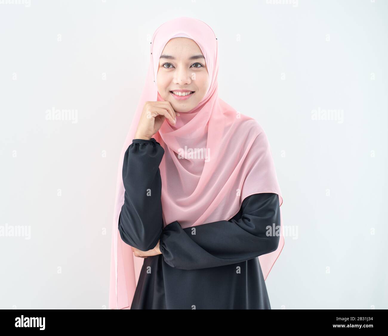 Hijab junge asiatische Geschäftsfrau mit lächelndem Gesichtsausdruck. Stockfoto