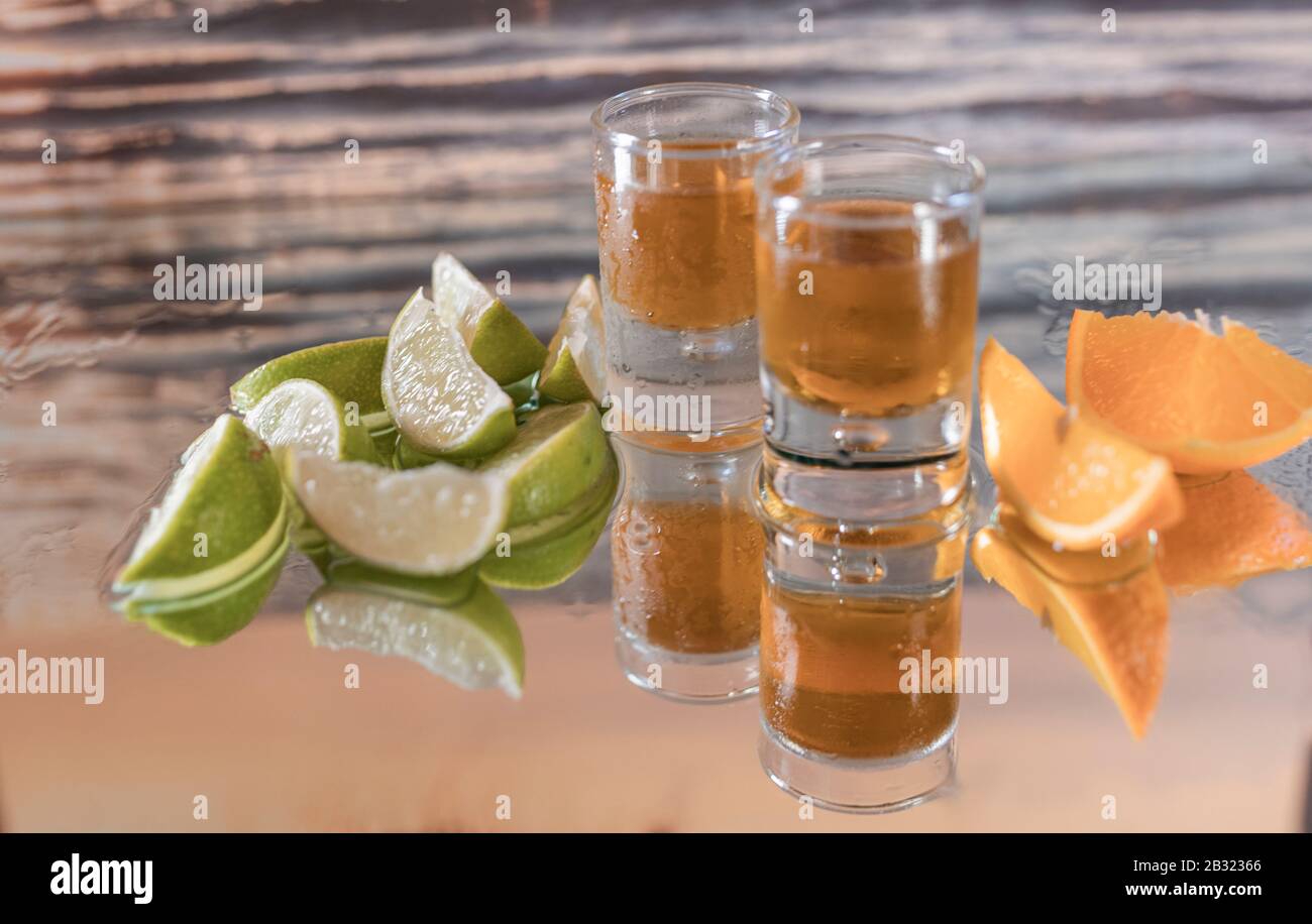 Köstliche tropische alkoholische Getränke mit Zitrone und Orange, Rum, Wodka und Tequila. Stockfoto