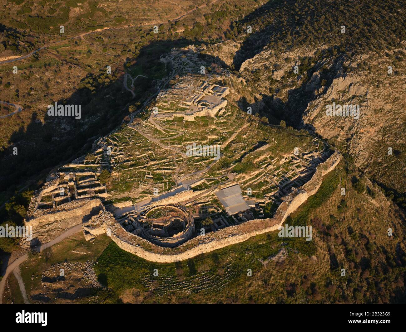 LUFTAUFNAHME. Archäologische Stätte von Mykene. In der Nähe der Stadt Mykines, Argolis, Peloponnes, Griechenland. Stockfoto