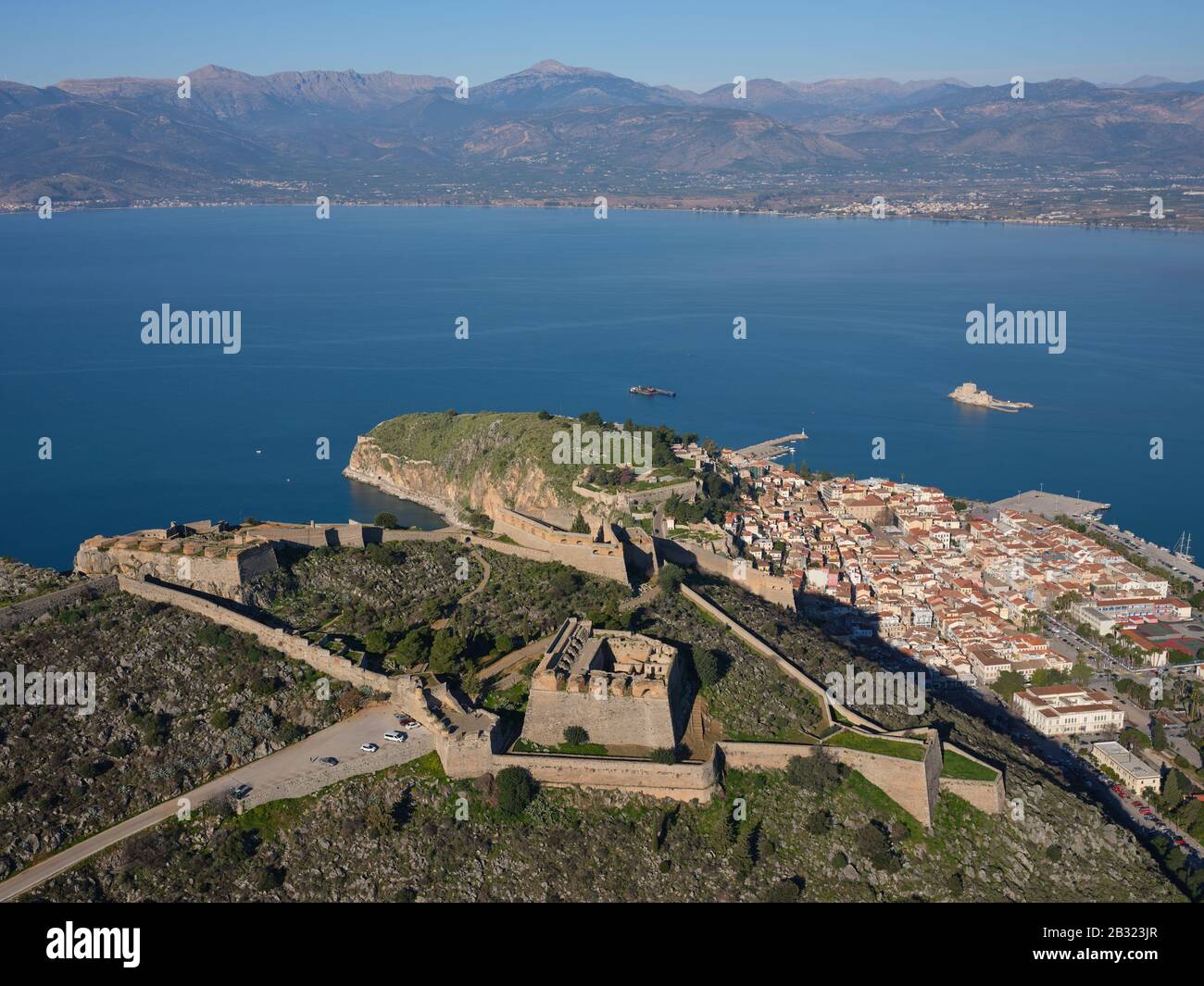 LUFTAUFNAHME. Festung von Palamidi mit Blick auf die Stadt Nafplio. Argolis, Peloponnes, Griechenland. Stockfoto