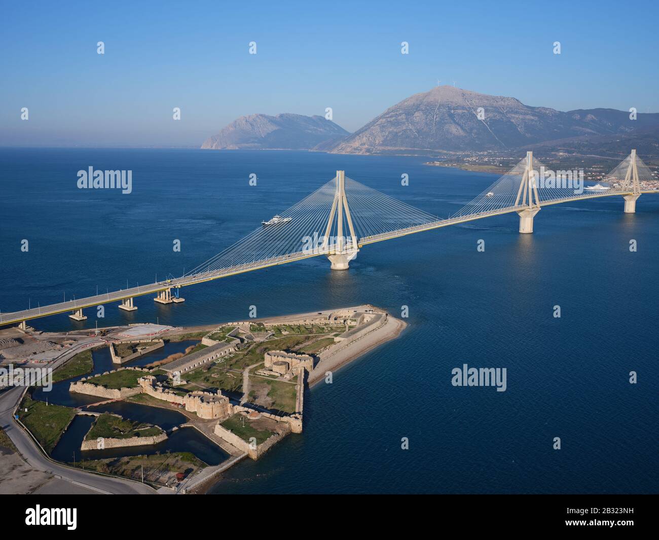 LUFTAUFNAHME. Große Hängebrücke mit Kabelgestelle, die den engsten Teil des Golfs von Korinth überquert. Zwischen den Städten Rio und Antirrio, Griechenland. Stockfoto
