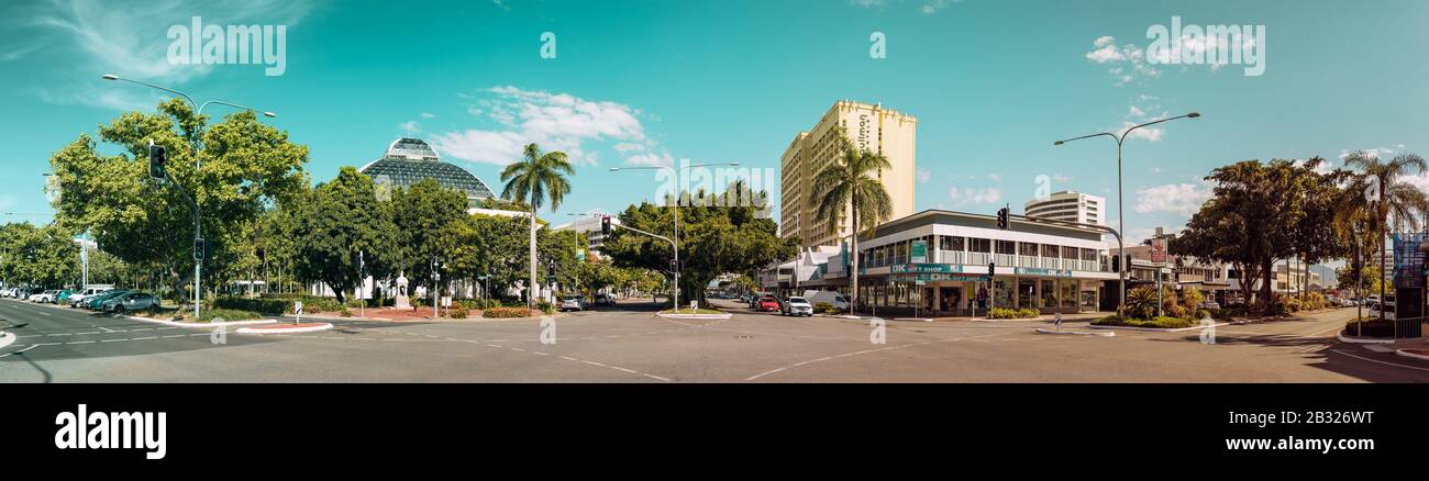 Panoramablick auf die Abbott St. und Spence St. im Cairns City Centre, Australien. Stockfoto