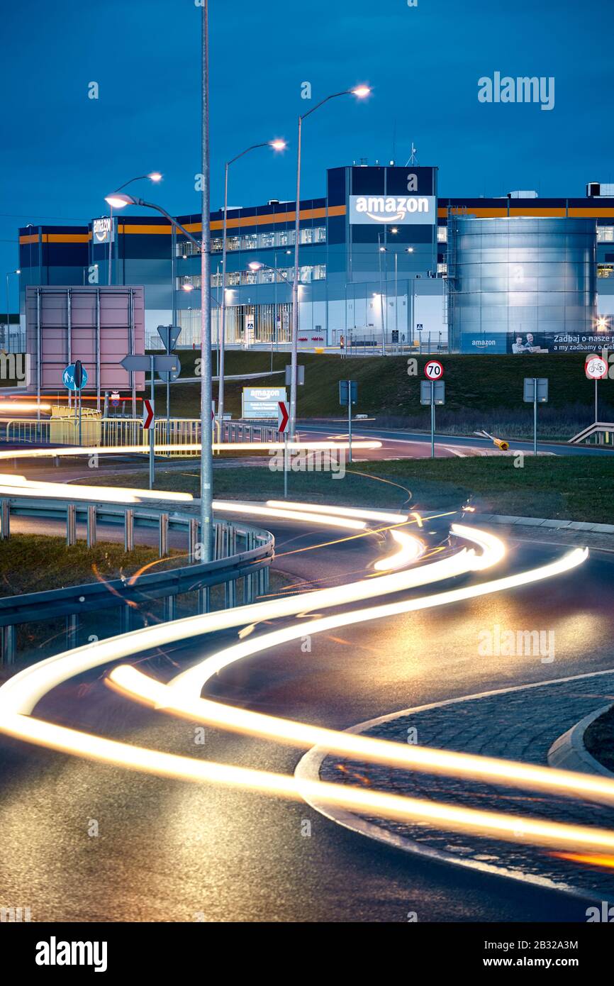 Kolbaskowo, Polen - 28. Februar 2020: E-Commerce-Zentrum Amazon Robotics in Kolbaskowo mit Ampelwegen in der Abenddämmerung im Vordergrund. Stockfoto