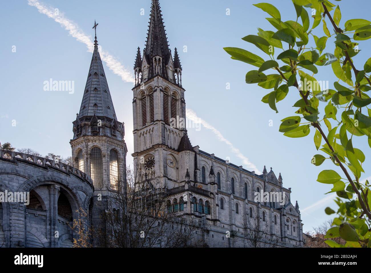 Blick auf das Domheiligtum von Lourdes (Frankreich) Stockfoto