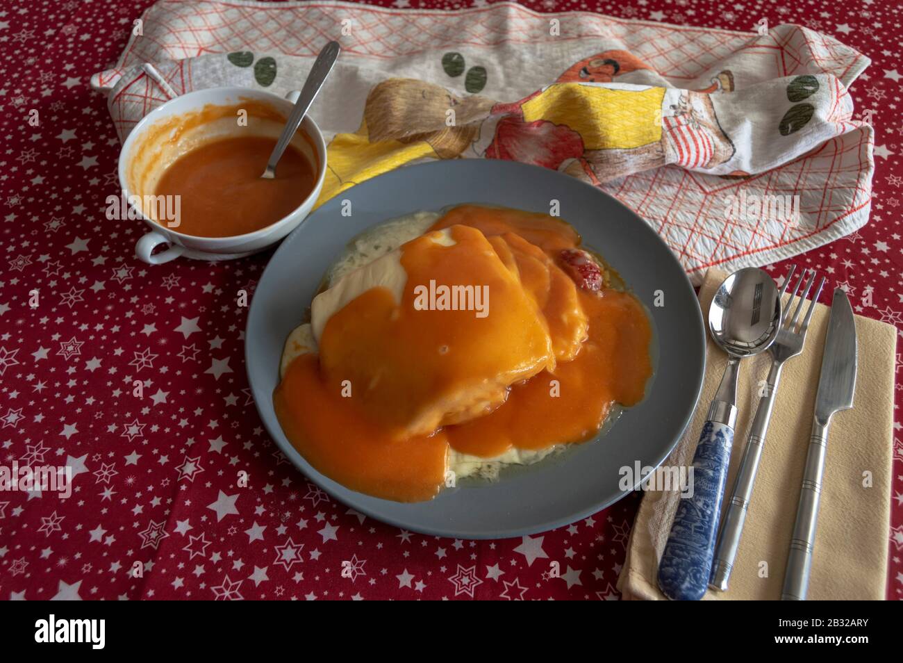 Francesinha, ein typisches Gericht aus der Stadt Porto, Portugal. Stockfoto