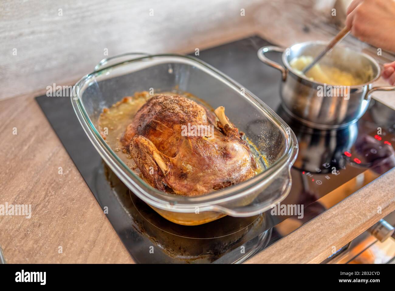 Hausgemachte Braten Duck im Ofen. Knusprige Ente mit ganzen Braten. Stockfoto
