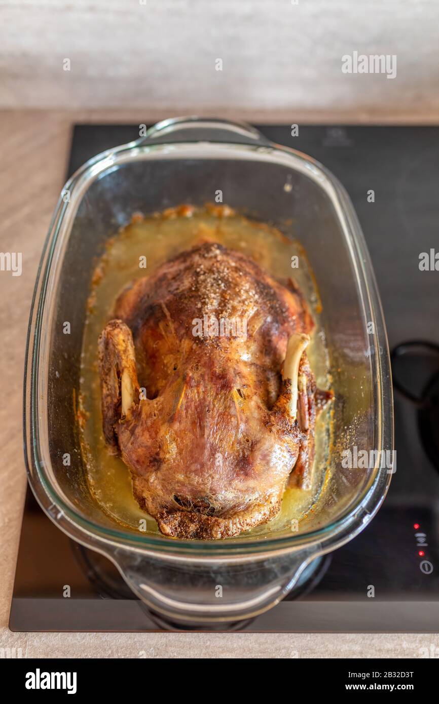 Hausgemachte Braten Duck im Ofen. Knusprige Ente mit ganzen Braten. Stockfoto
