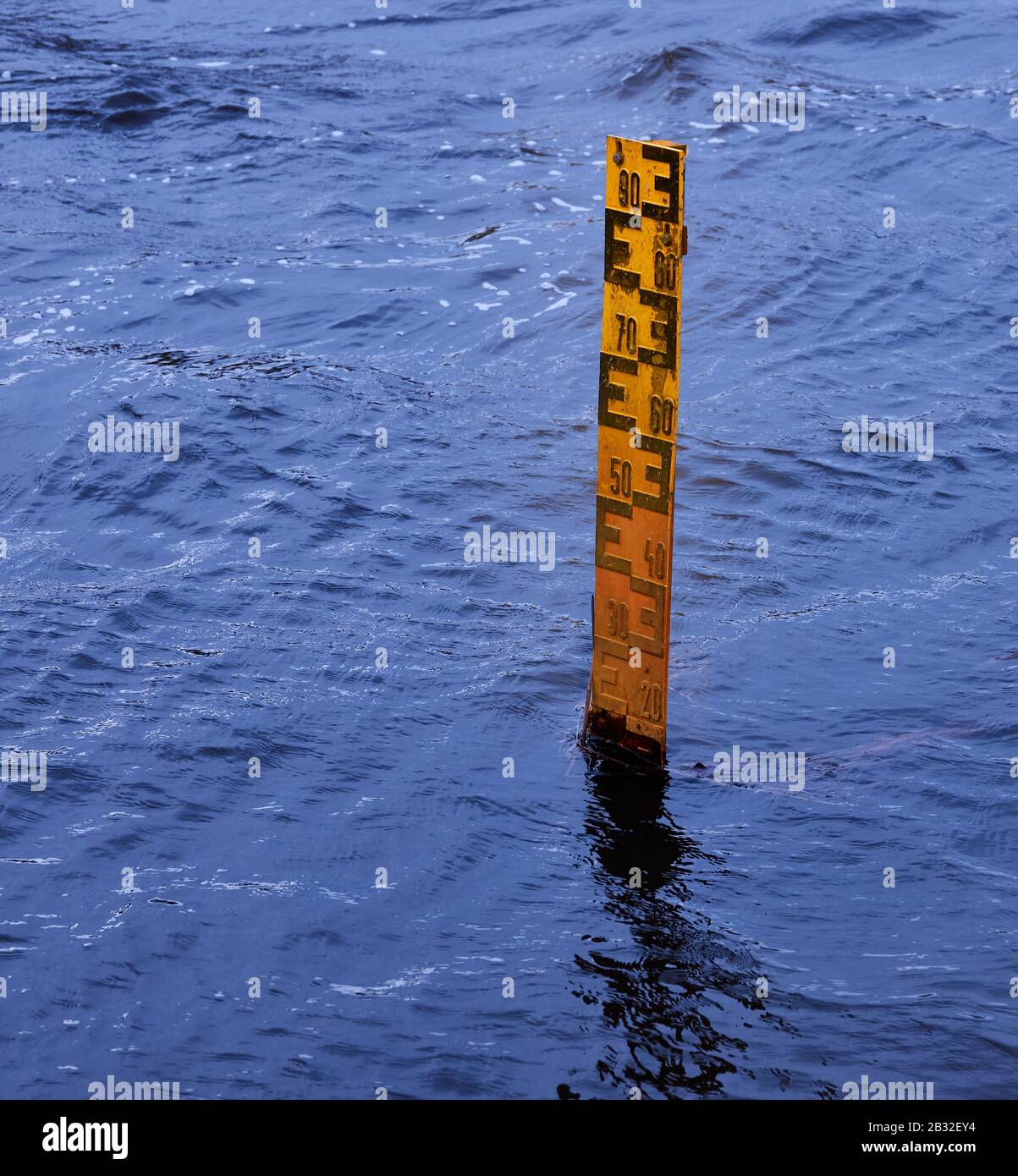 Detailansicht eines Pegels für die Wasserstandsmessung auf der Ise in Gifhorn Stockfoto
