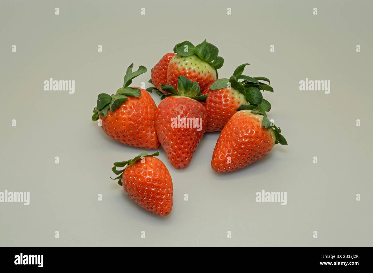 Erdbeere ist eine rote und niedrige Frucht. Es gibt mehrere Erdbeerarten, die in verschiedenen Teilen der Welt angebaut werden. Stockfoto