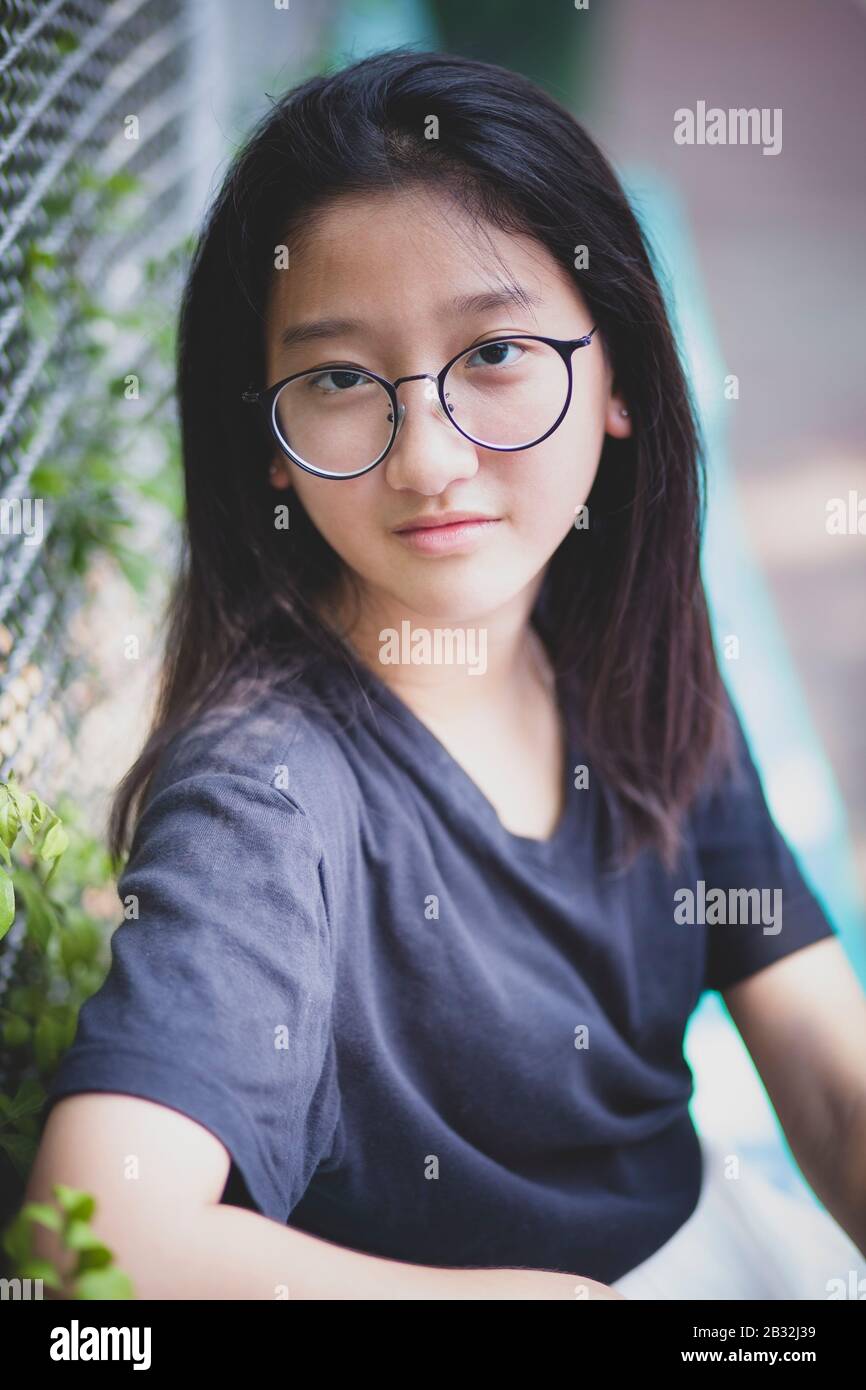 Porträt Porträt der schönen asiatischen Teenager Suchen mit den Augen Kontakt Outdoor Stockfoto