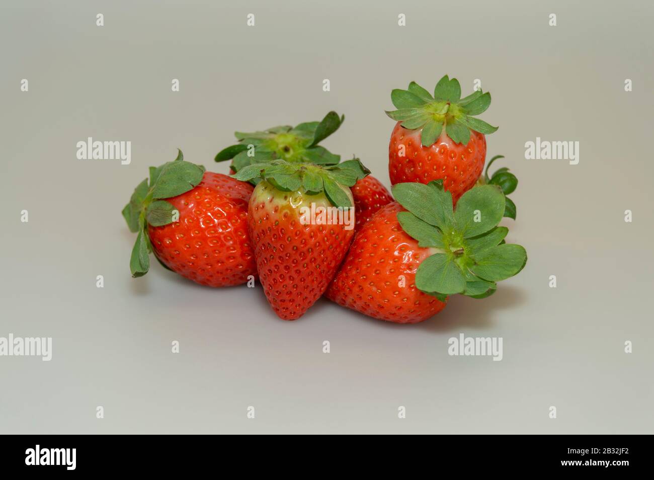 Erdbeere ist eine rote und niedrige Frucht. Es gibt mehrere Erdbeerarten, die in verschiedenen Teilen der Welt angebaut werden. Stockfoto