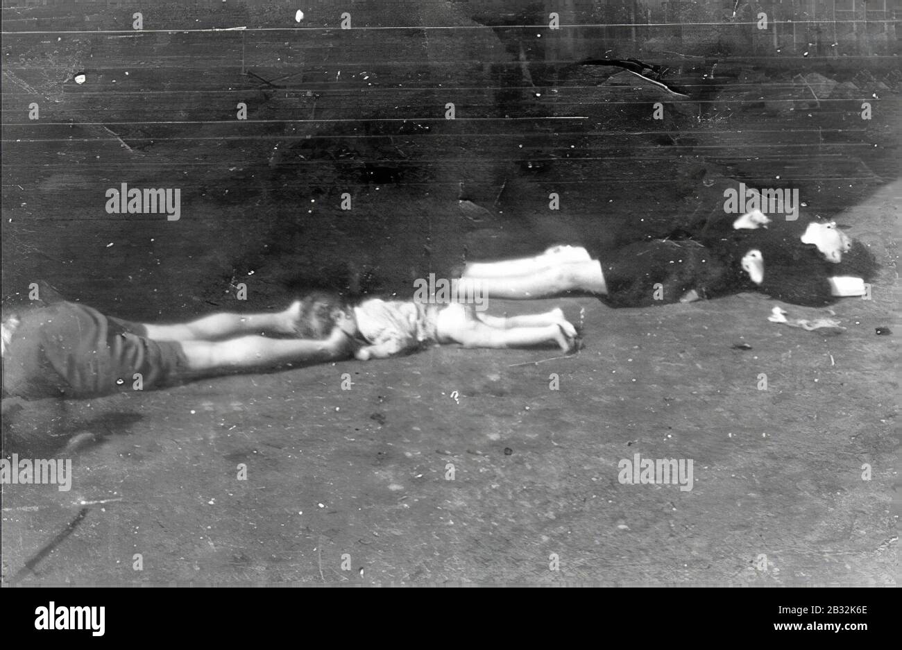 Leichen jüdischer Kinder, die bei der Liquidation des Ghettos Węgrów im September 1942 ermordet wurden. Stockfoto