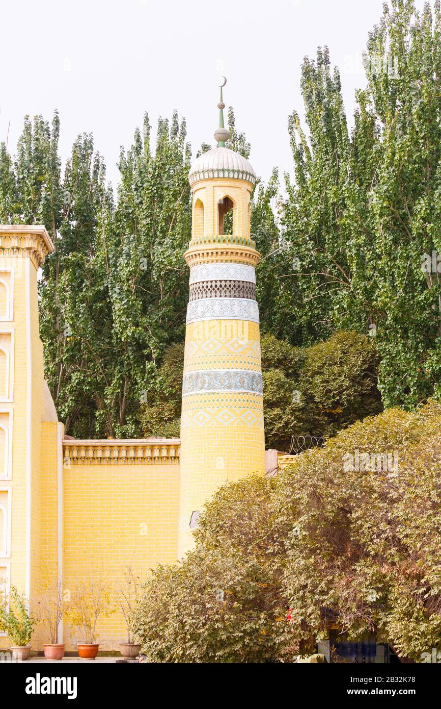 Minarett der Id Kah Moschee. Mit charakteristischem Halbmond und künstlerischen Verzierungen. Hauptsächlich von der Minderheit der Uyghur besucht, um den Islam zu praktizieren. Stockfoto