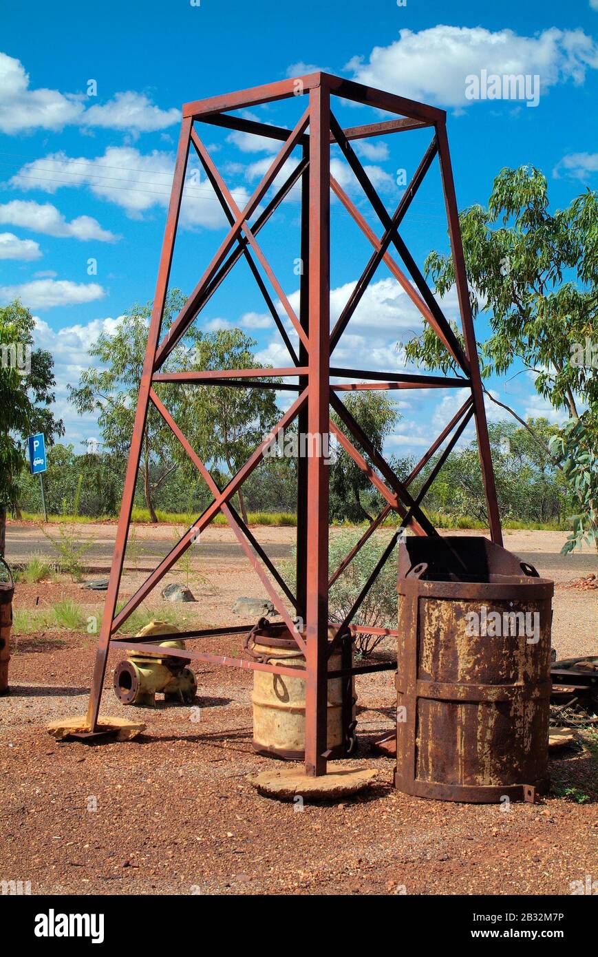 Australien, alte Bergbaugeräte im Dorf Tennant Creek Stockfoto