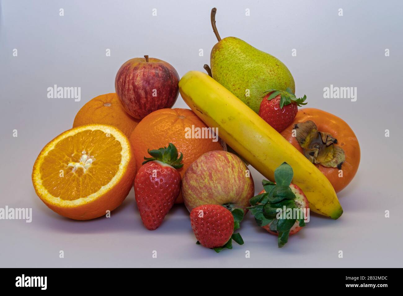 Erdbeere, Apfel, Banana, Rock Pear, Orange, Persimmon. Abwechslungsreiche Früchte sind essentiell für eine gesunde und ausgewogene Ernährung. Stockfoto