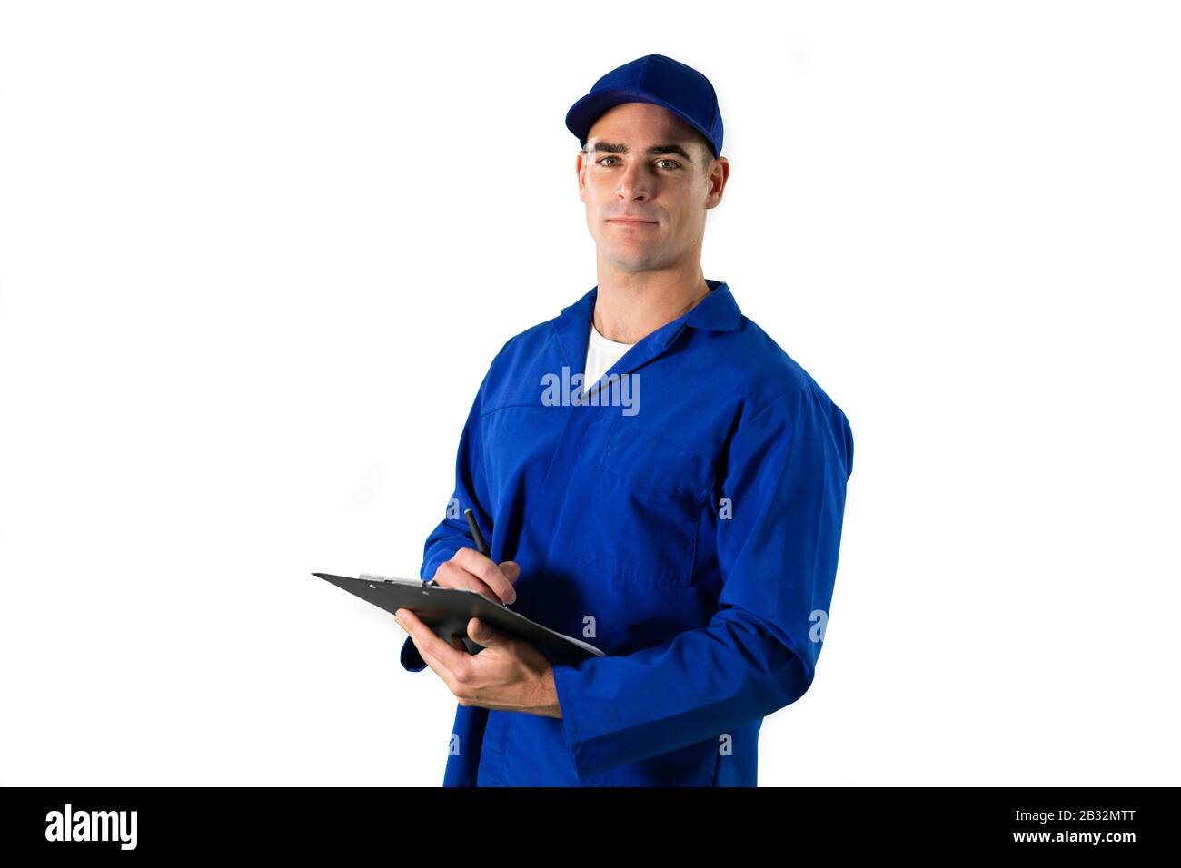 Porträt eines kaukasischen männlichen Ingenieurs, der auf weißem Hintergrund steht Stockfoto