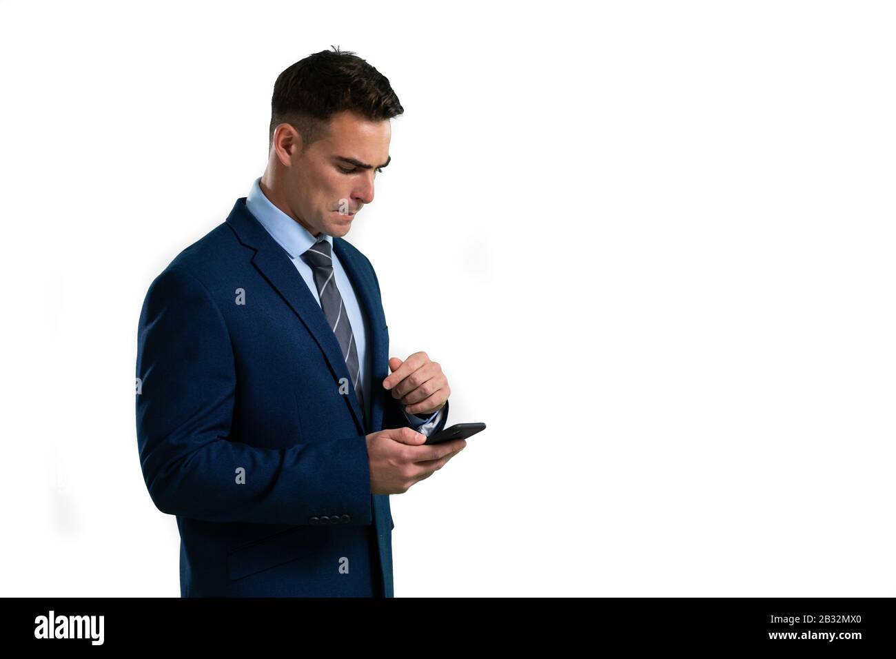 Kaukasischer Geschäftsmann hält einen Tablet-Computer auf weißem Hintergrund Stockfoto