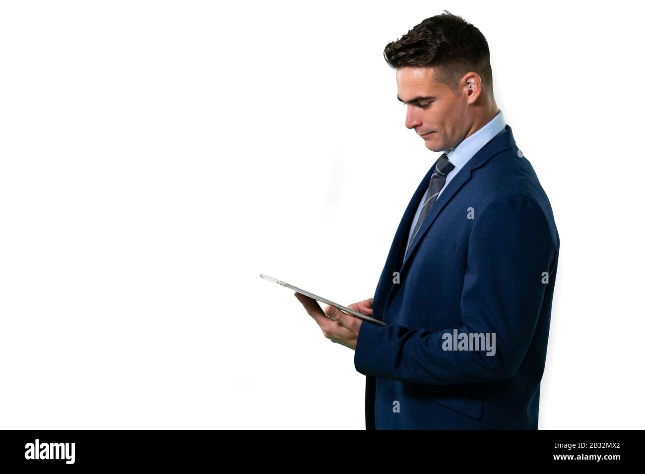 Kaukasischer Geschäftsmann hält einen Tablet-Computer auf weißem Hintergrund Stockfoto