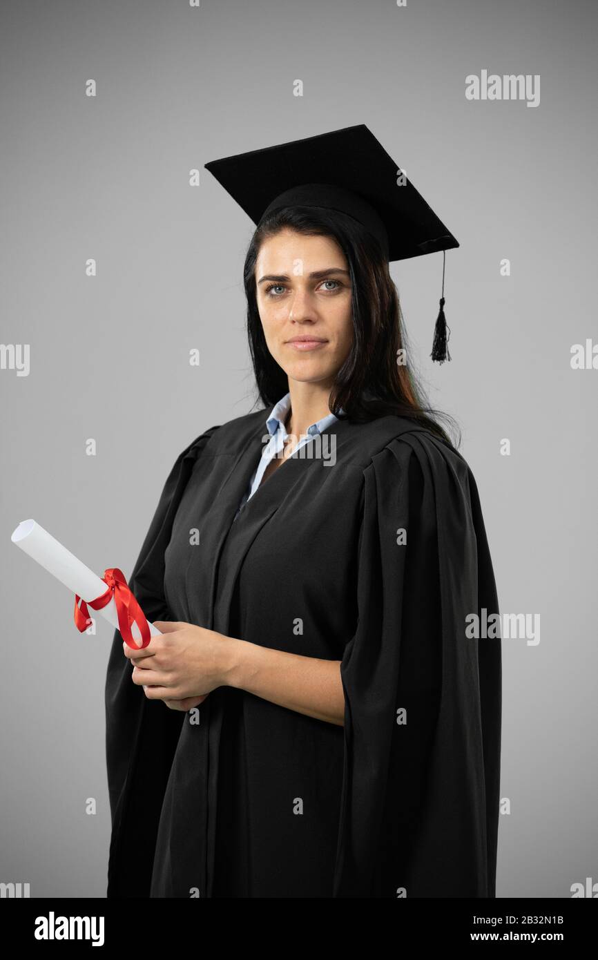 Porträt einer kaukasischen Studentin, die ein Studium abgeschlossen hat Stockfoto