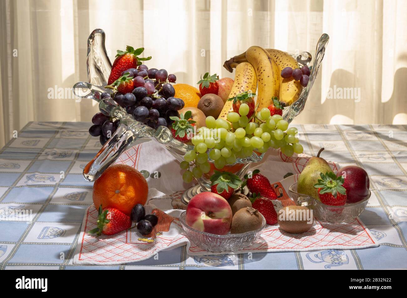 Nektarine, Kiwi, Strawberry, Rock Pear, Grape, Banana, Orange, Apfel. Abwechslungsreiche Früchte sind essentiell für eine gesunde und ausgewogene Ernährung. Stockfoto
