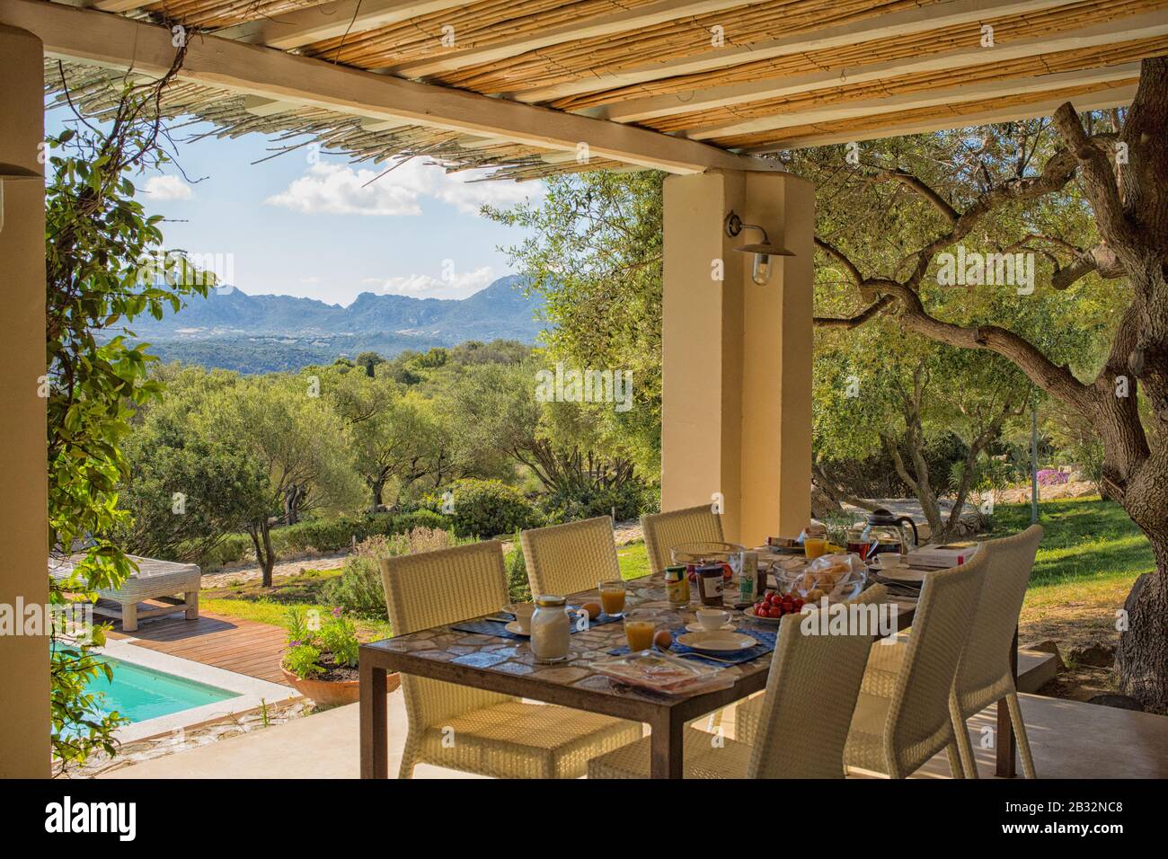 Blick von einer luxuriösen Villa mit Blick auf das Mittelmeer und die Berge in Sardinien, Italien Stockfoto