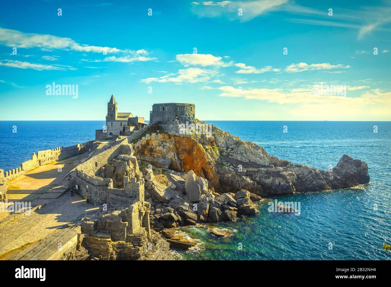 Portovenere, Kirche San Pietro und Klippe. Fünf Länder, Cinque Terre, Ligurien Italien Europa. Stockfoto