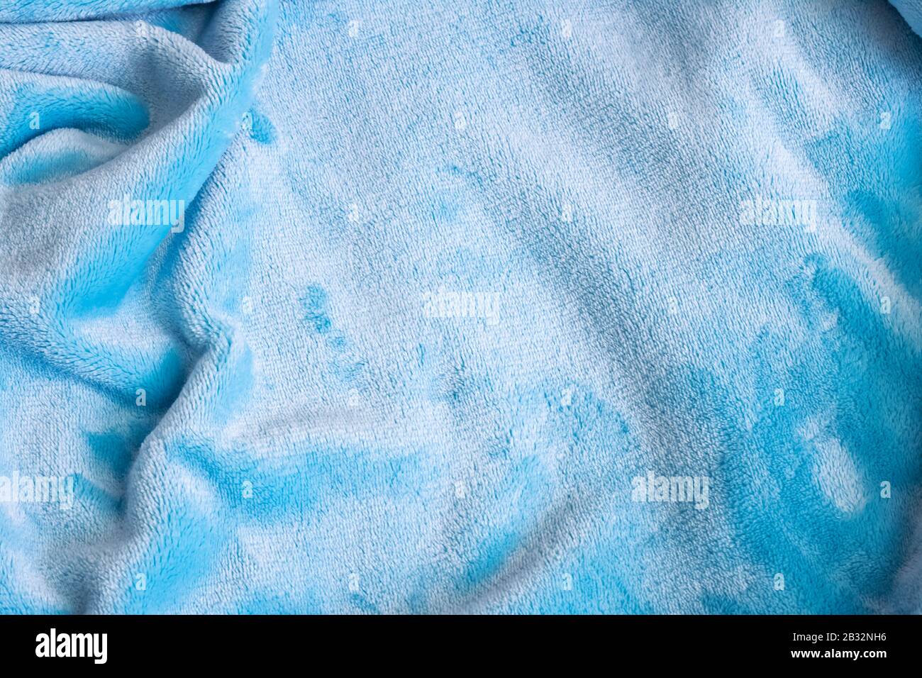 Falten auf blauem Samtmaterial in Nahaufnahme Stockfoto