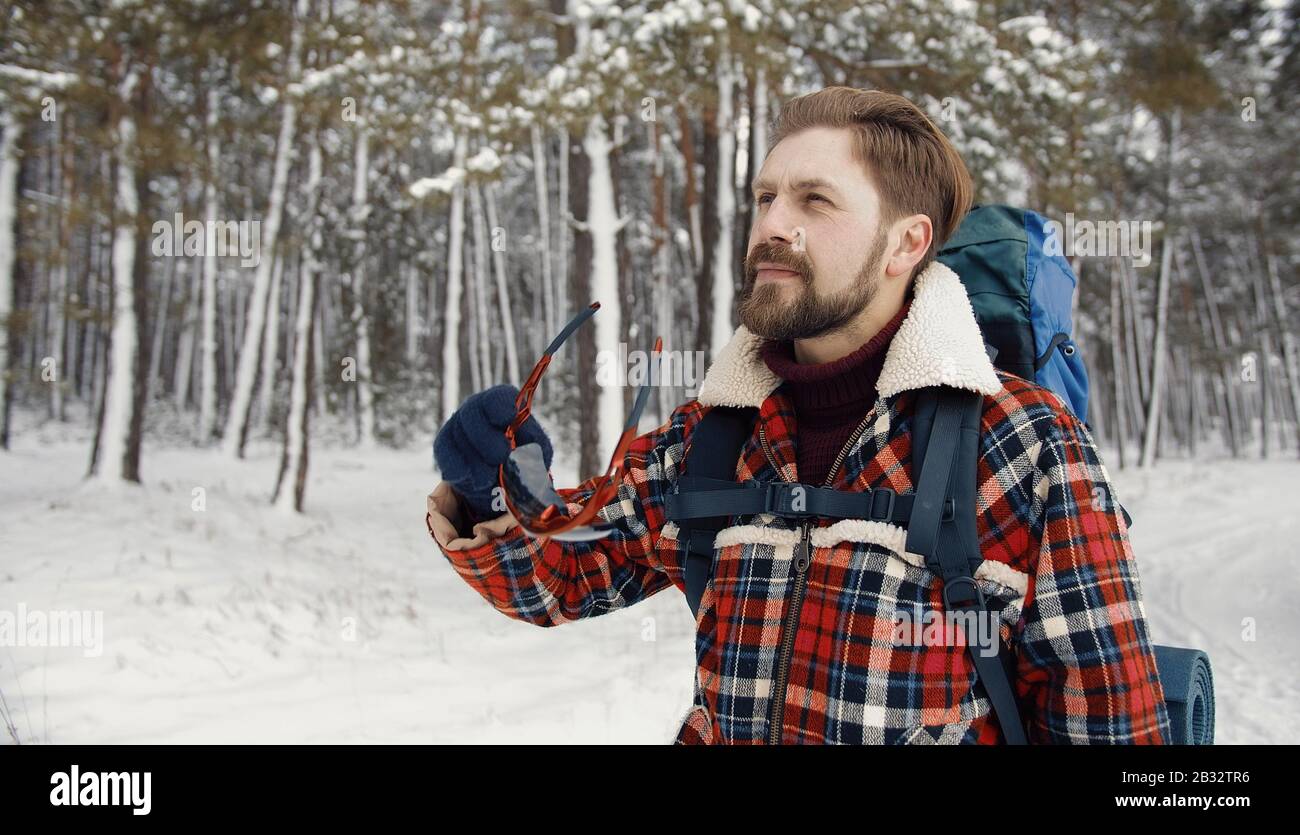 Backpacker legt Sonnenbrille Portrait ab Stockfoto