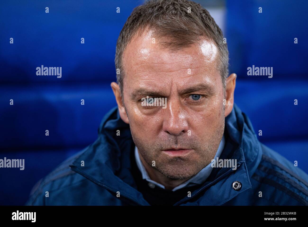 Gelsenkirchen, Deutschland. März 2020. Fußball: DFB-Pokal, FC Schalke 04 - Bayern München, Viertelfinale in der Veltins-Arena. Bayerns Trainer Hans-Dieter Flick sitzt vor dem Spiel auf der Trainerbank. Credit: Guido Kirchner / dpa / Alamy Live News Stockfoto