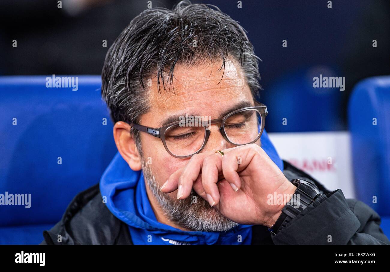 Gelsenkirchen, Deutschland. März 2020. Fußball: DFB-Pokal, FC Schalke 04 - Bayern München, Viertelfinale in der Veltins-Arena. Schalkes Trainer David Wagner sitzt vor dem Spiel auf der Trainerbank. Credit: Guido Kirchner / dpa / Alamy Live News Stockfoto