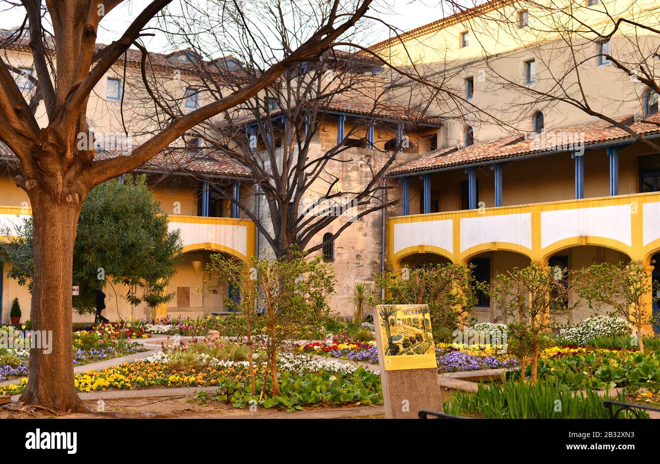 Innenhof des ehemaligen Hotel Dieu zeigt den Standpunkt des Meisters. Espace Van Gogh. Arles, Provence, Frankreich Stockfoto