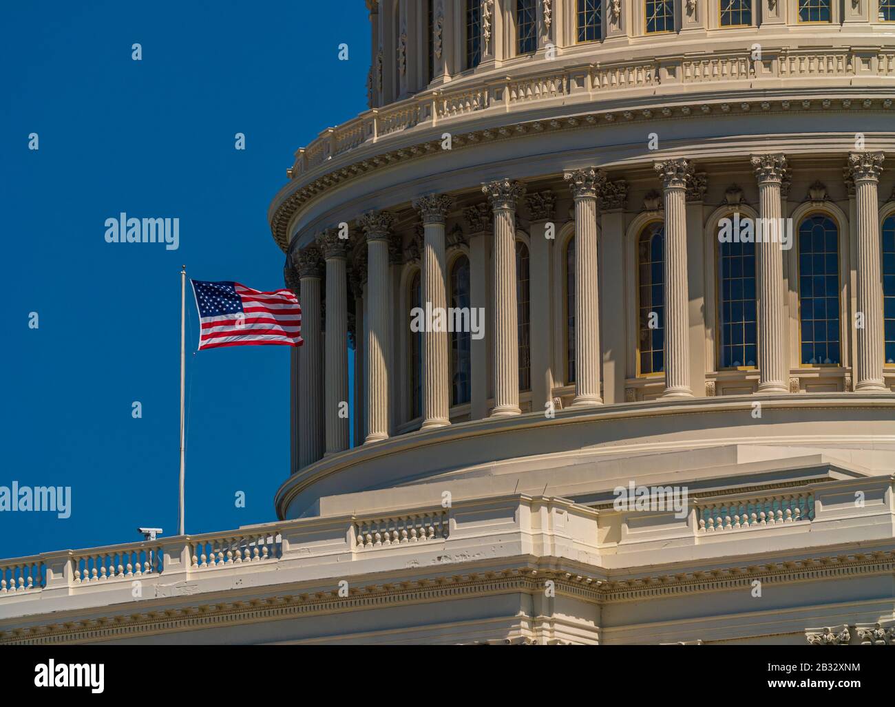 Das US-Kapitol und die US-Flagge schließen sich Stockfoto