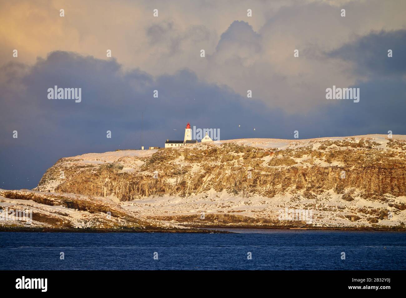 Blick auf den Vardo Leuchtturm in der Küstenlinie des Landkreises Finnmark. Norwegen Stockfoto