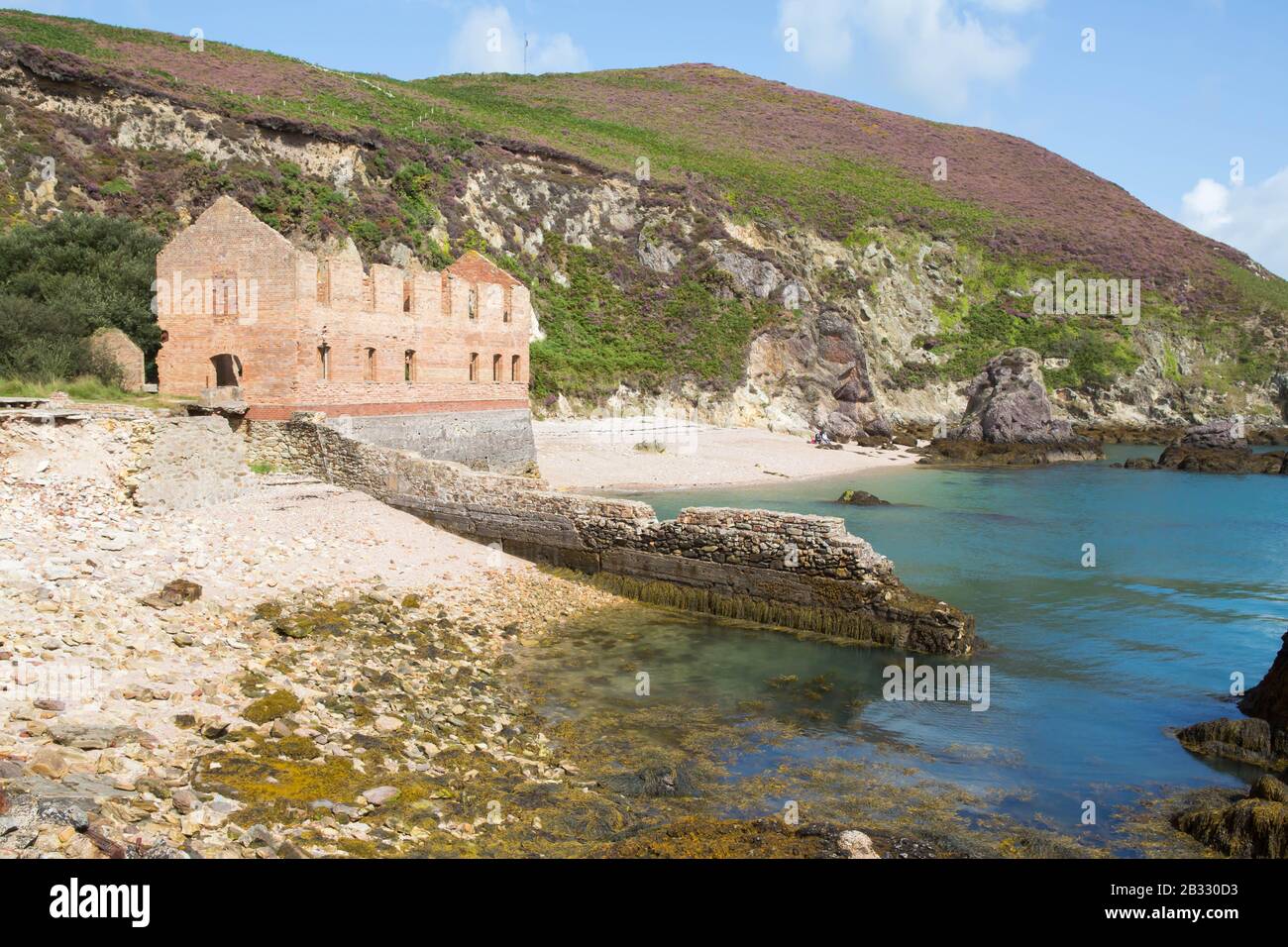 Die verlassenen Ziegelarbeiten in Porth Wen auf der Insel Anglesey, Wales Stockfoto