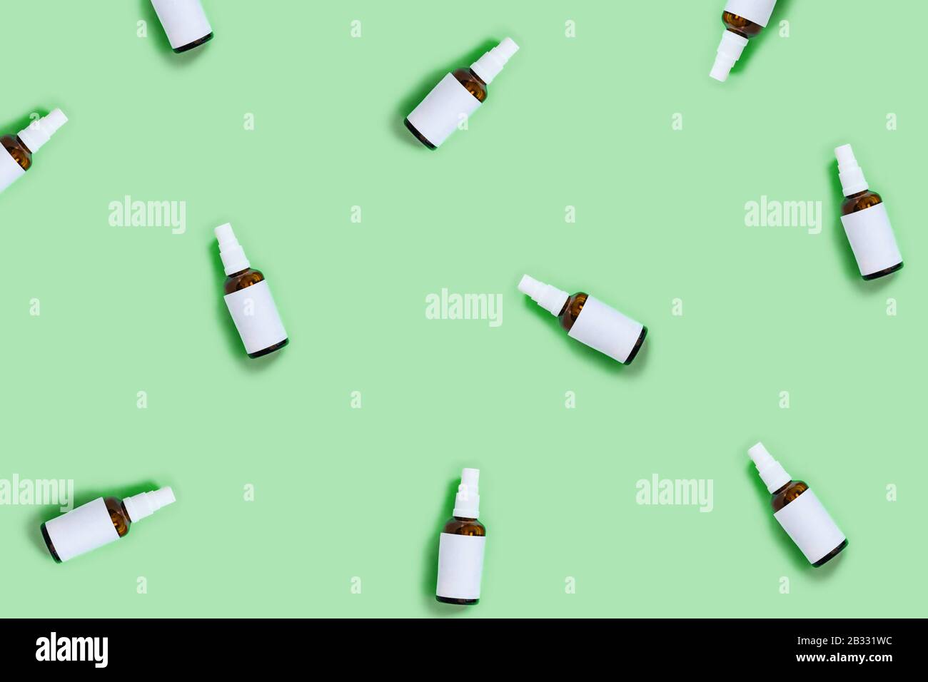Kein Abfallmuster mit Spritzglasflaschen auf mintgrünem Hintergrund. Flaches Layout, Draufsicht, Kopierbereich. Stockfoto