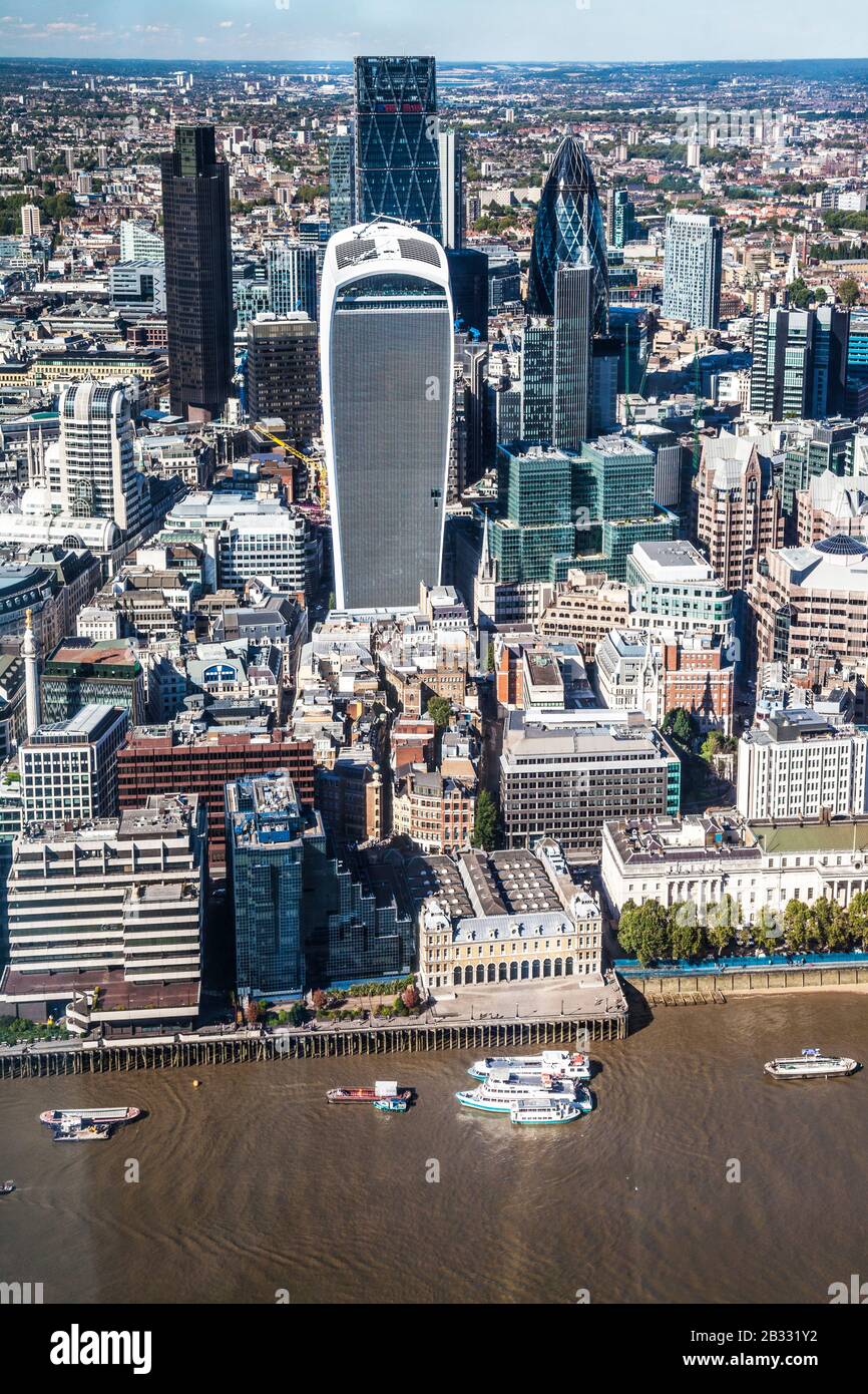 Blick über das Finanzviertel der City of London mit Tower 42, die Wolkenkratzer Walkie-Talkie, Cheesegrater, Gherkin und Willis Building. Stockfoto