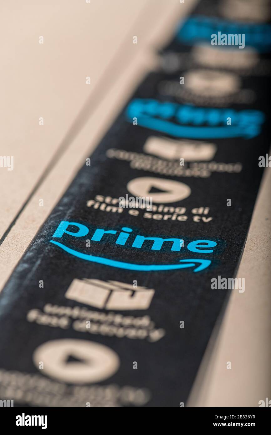 Paris, Frankreich - Februar 20, 2020: Amazon Prime Logotyp auf Karton Sicherheitsband gedruckt. Amazon Prime ist ein Service von Amazon, das Stockfoto