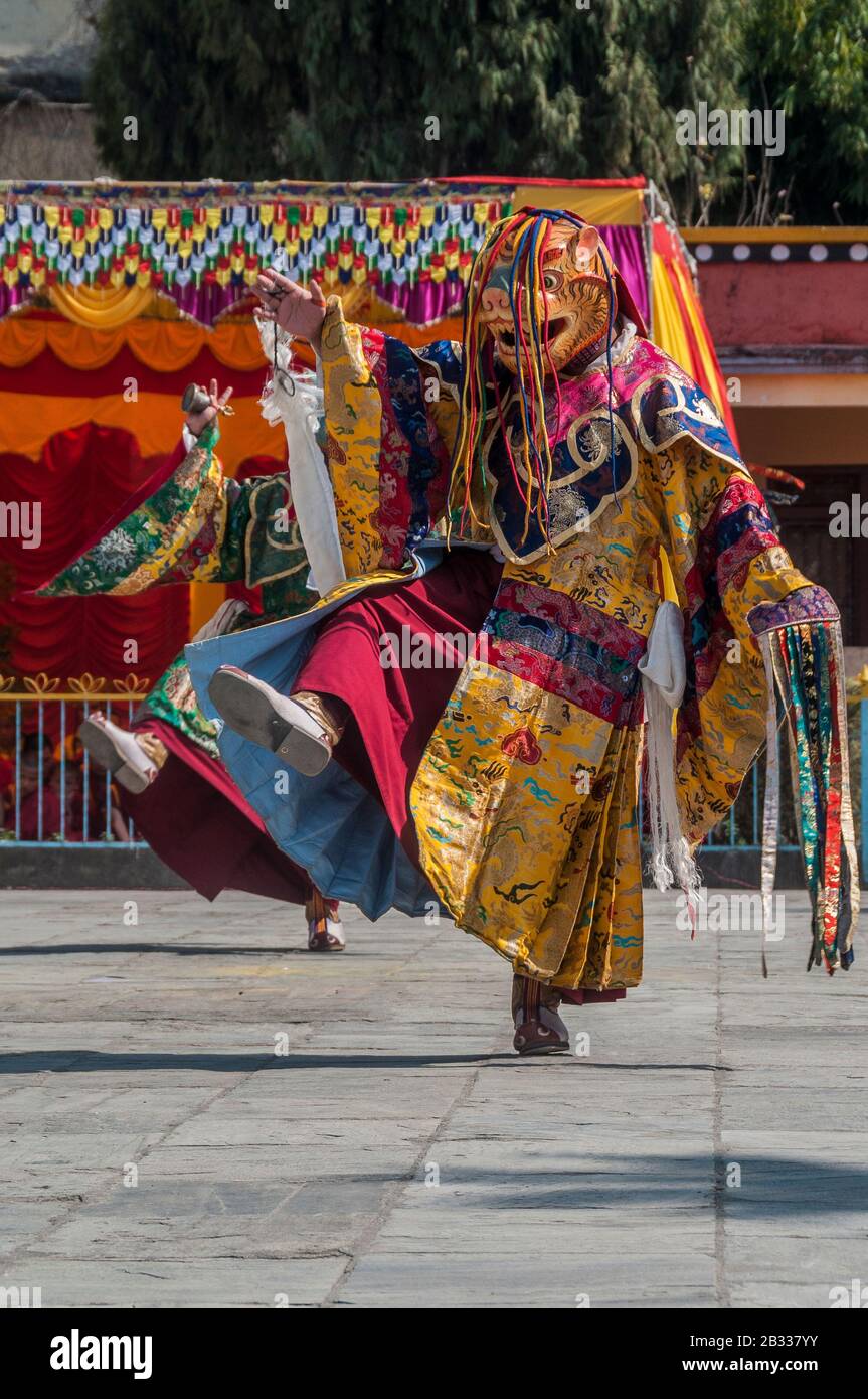 Kathmandu, Nepal - 19. Februar 2012: Die tibetisch-buddhistische Gemeinde feiert Losar, (tibetisches Neujahr) im Kloster Shchen in der Nähe von Boudhanath. Stockfoto